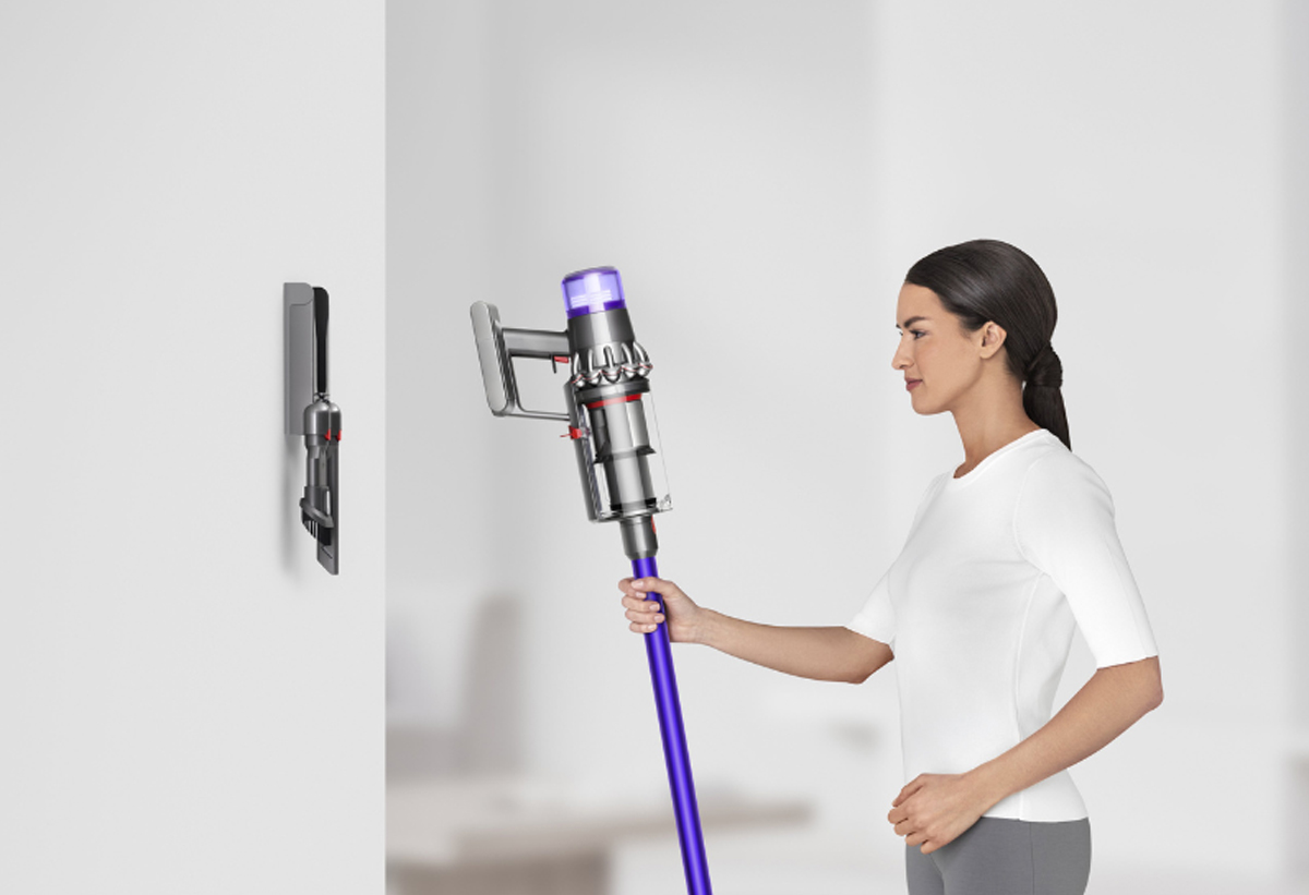 Απεικονίζεται η σκούπα να τοποθετείται στη βάση της.